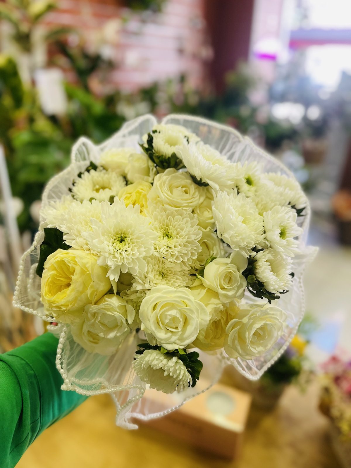Bouquet rond de roses blanches et crème