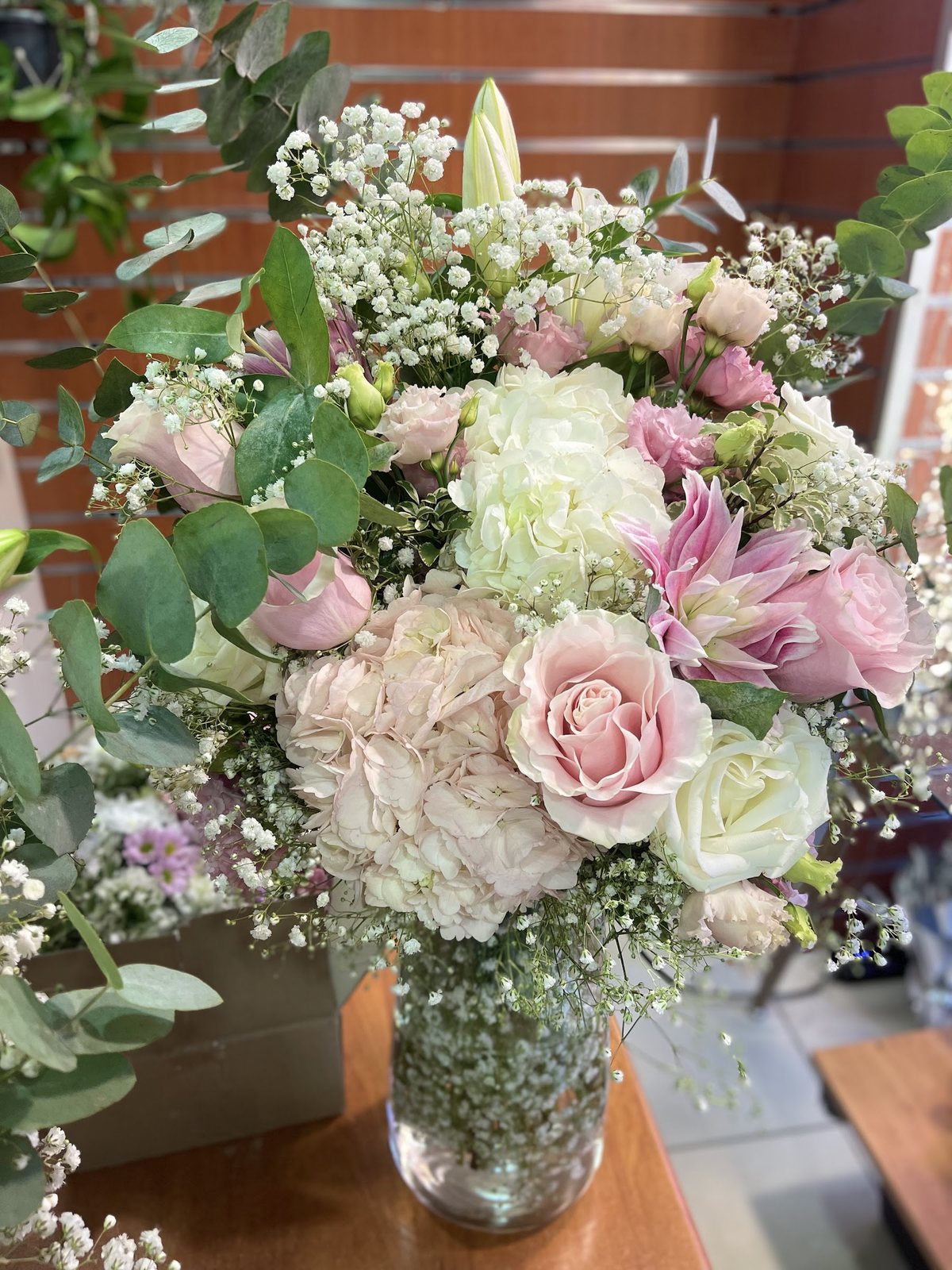 Bouquet de roses, hortensia et eucalyptus