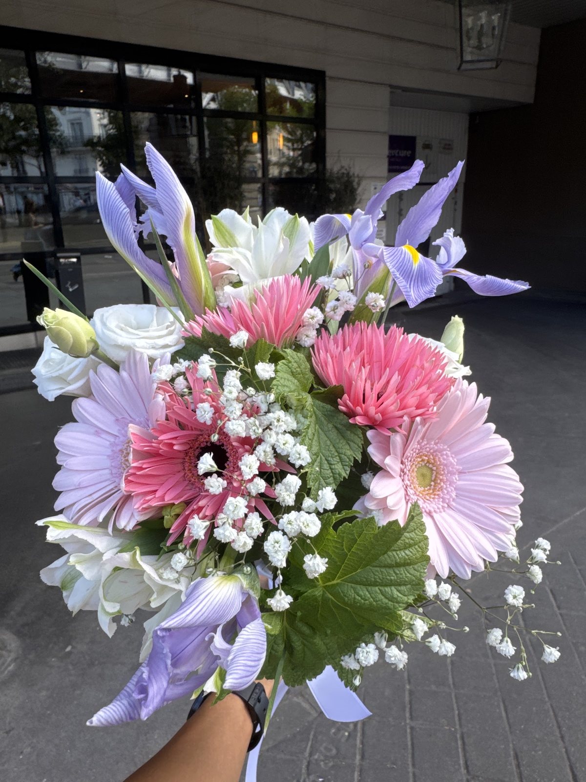 Bouquet de gerberas roses, iris et gypsophile