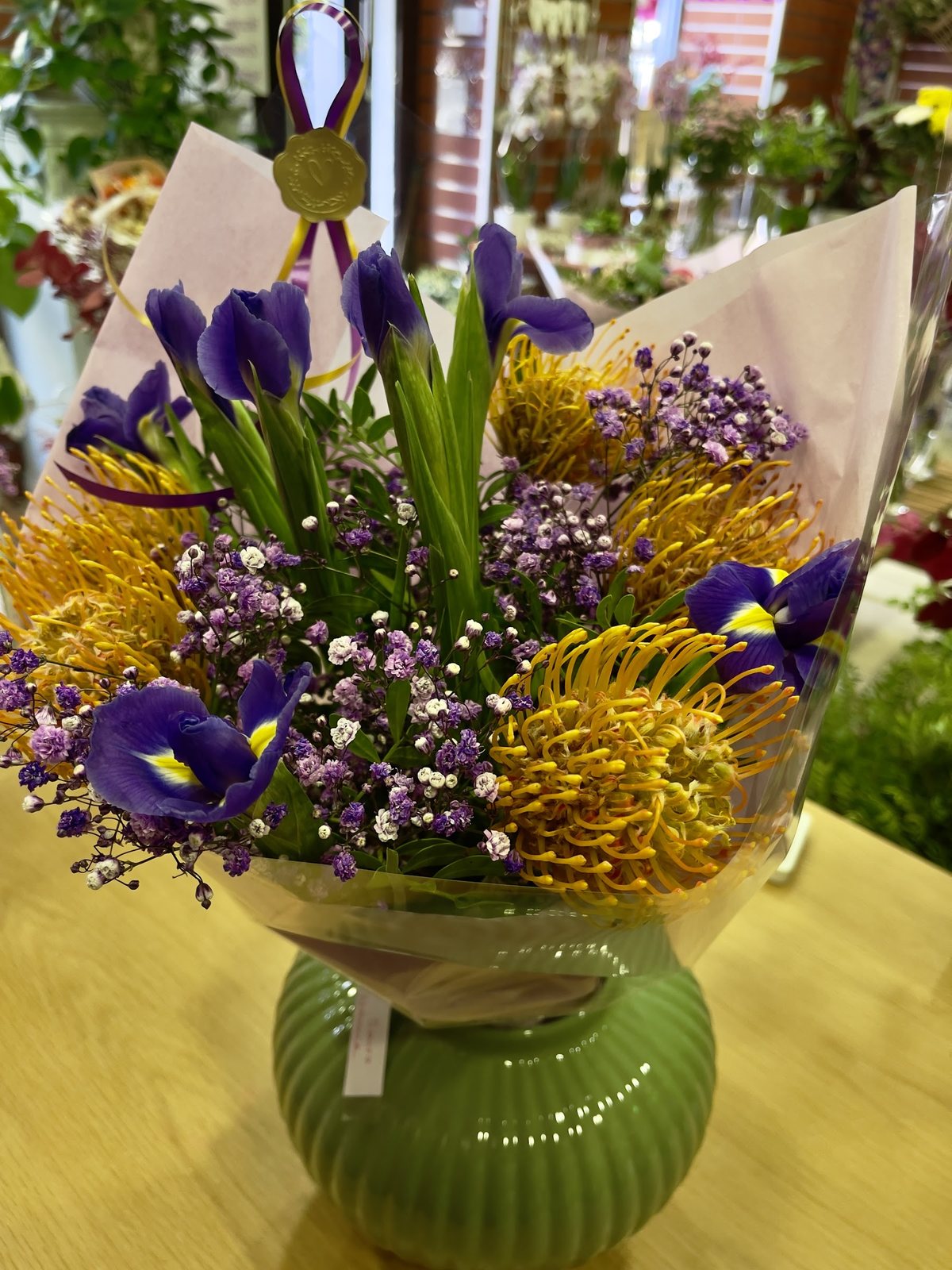 Bouquet d’iris, lisianthus et leucospermum