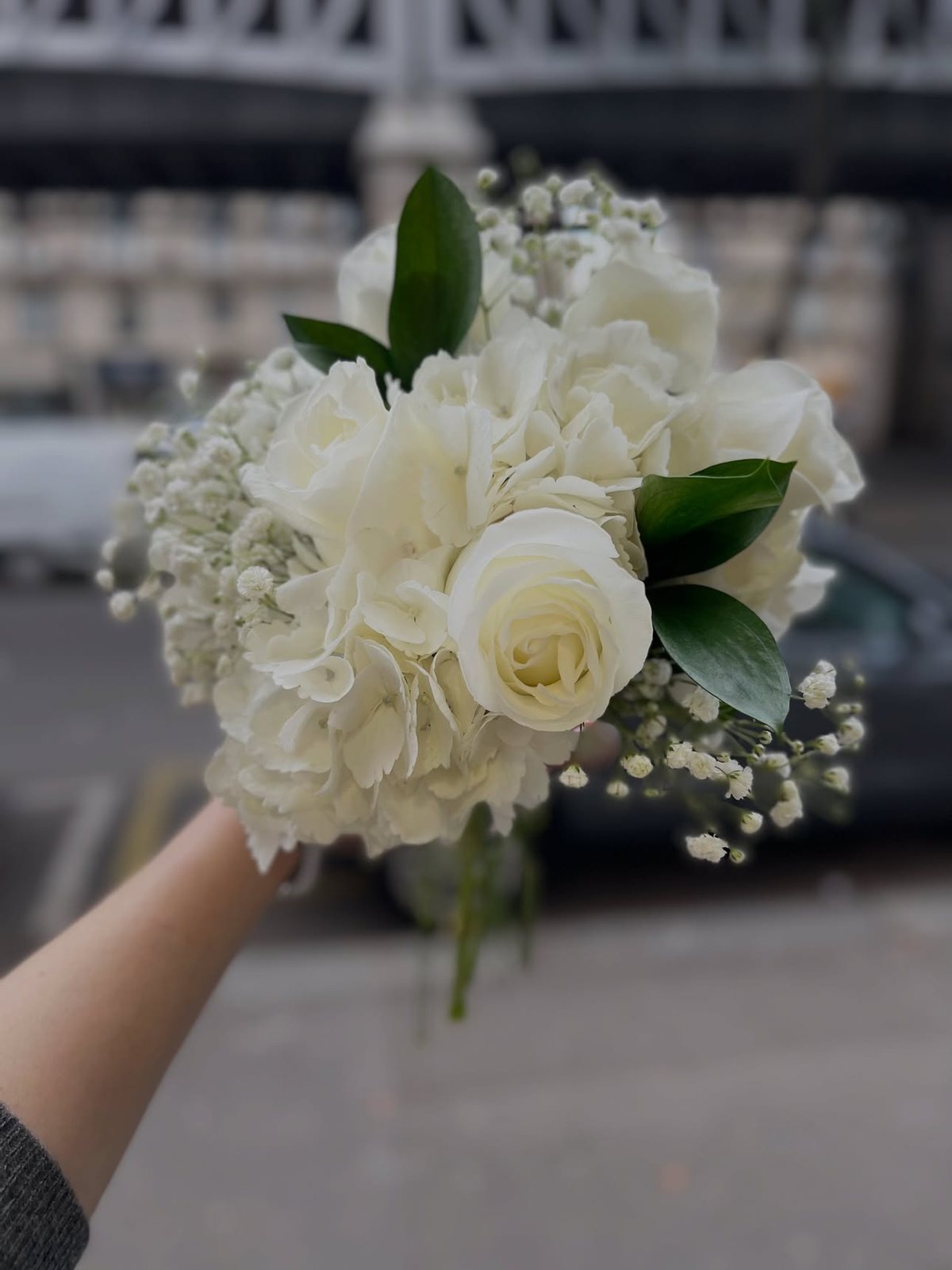 Bouquet de mariée de roses blanches et gypsophile