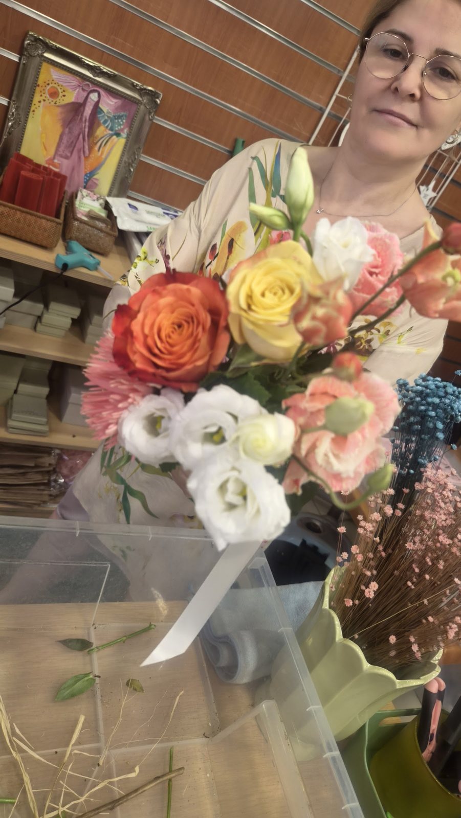 Bouquet de roses orange et fleurs blanches