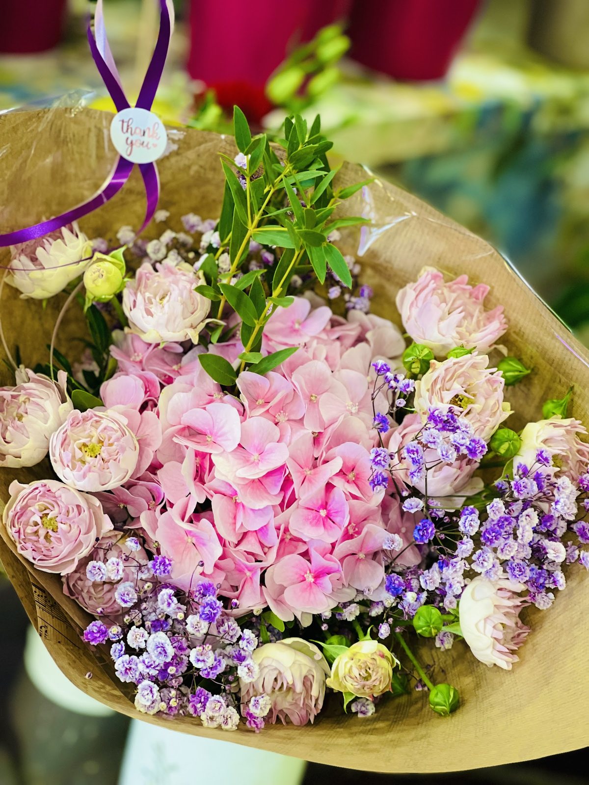 Bouquet d’hortensia rose, roses et fleurs mauves