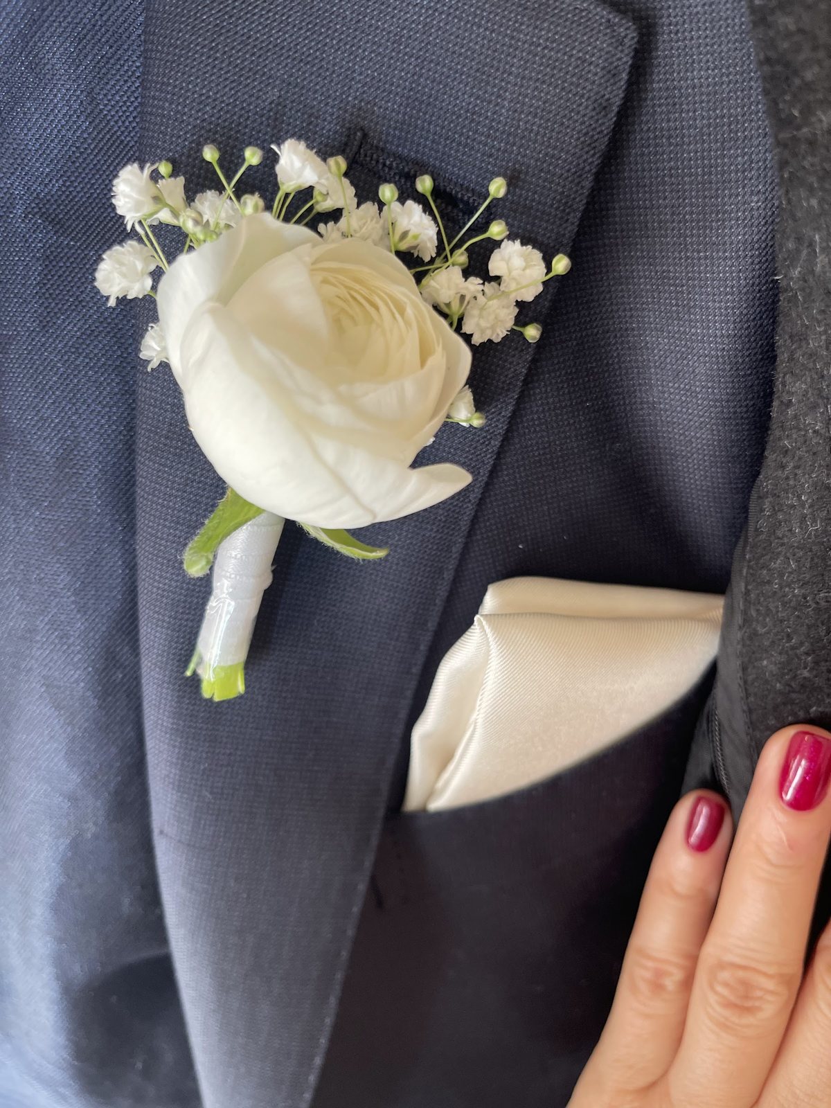 Boutonnière à la rose blanche
