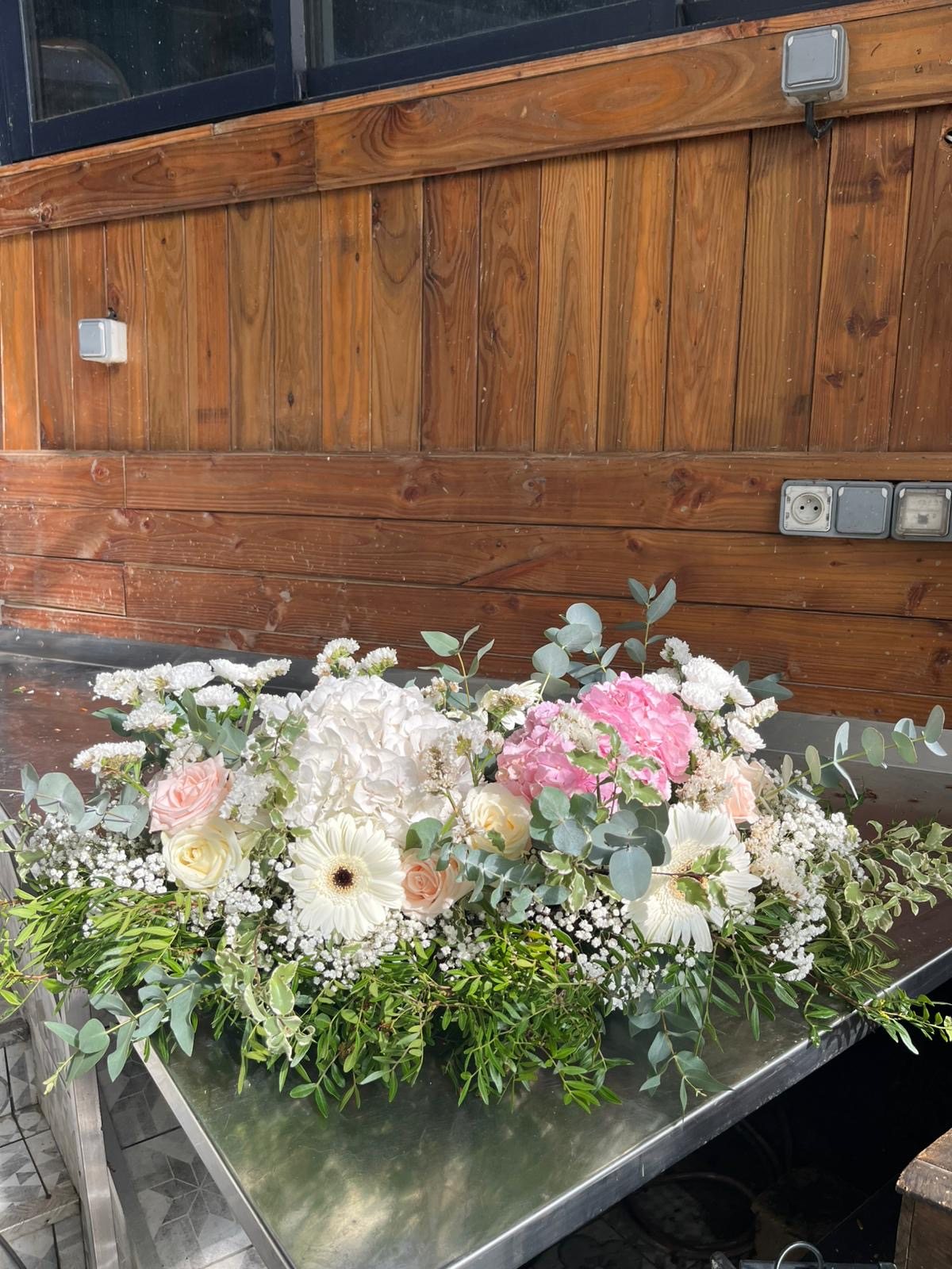 Centre de table blanc et rose pour une réception