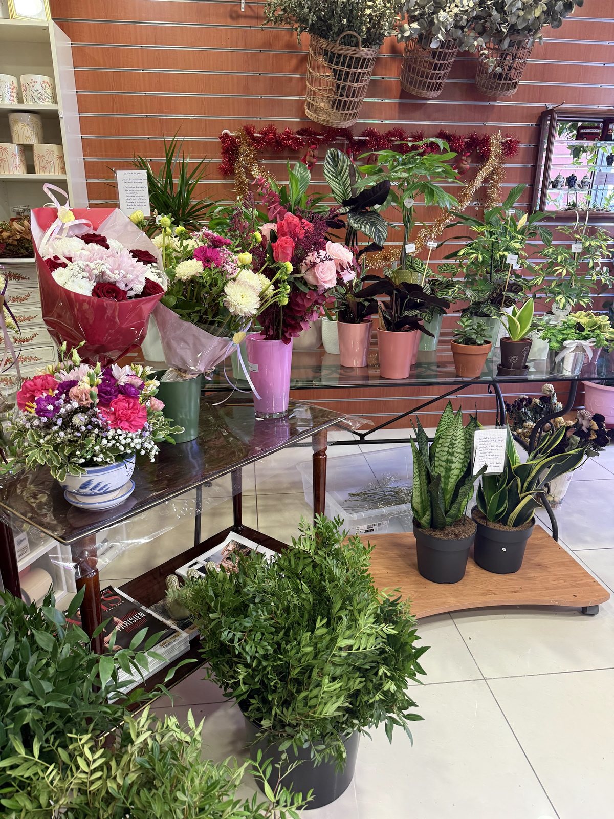 Bouquets prêts à offrir et plantes vertes dans la boutique