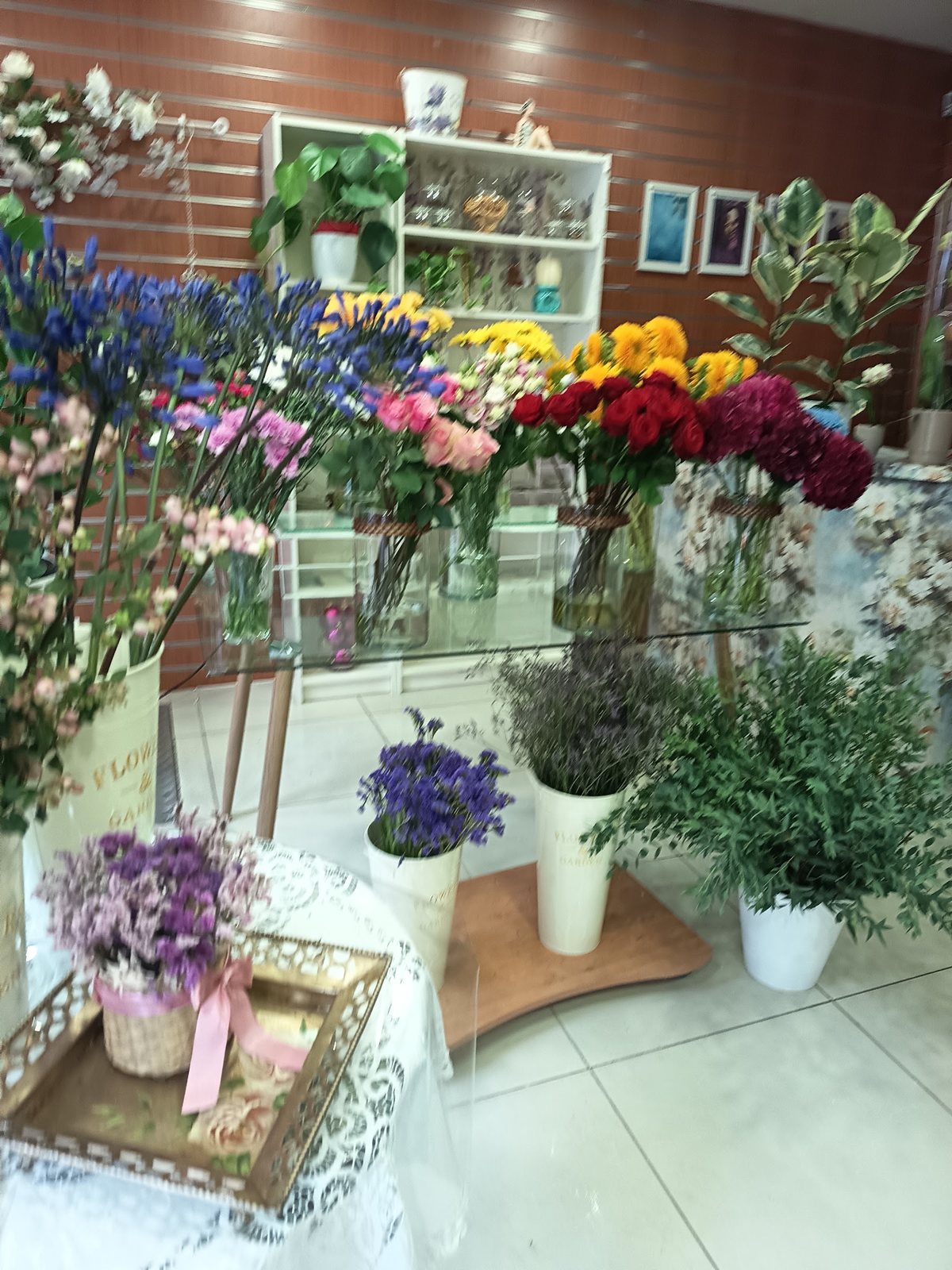La boutique boulevard de Grenelle : fleurs coupées en vases, lavande et plantes