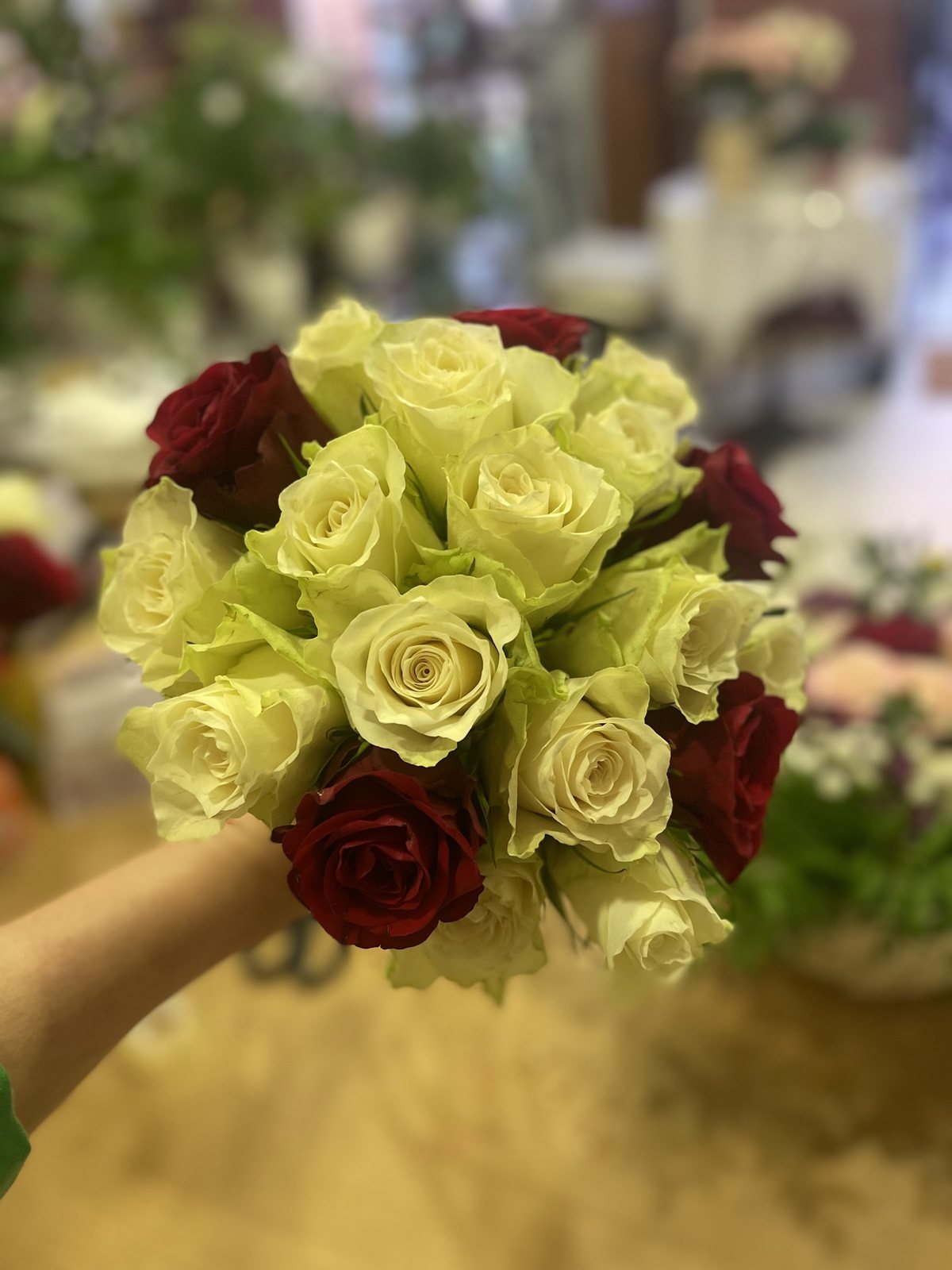 Bouquet de roses blanches et rouges